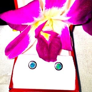 18k 750 White Gold Lightning Ridge Australian Opal bezel set studs
